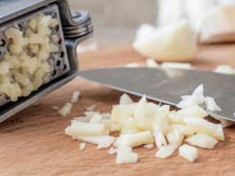 Crushed and chopped garlic
