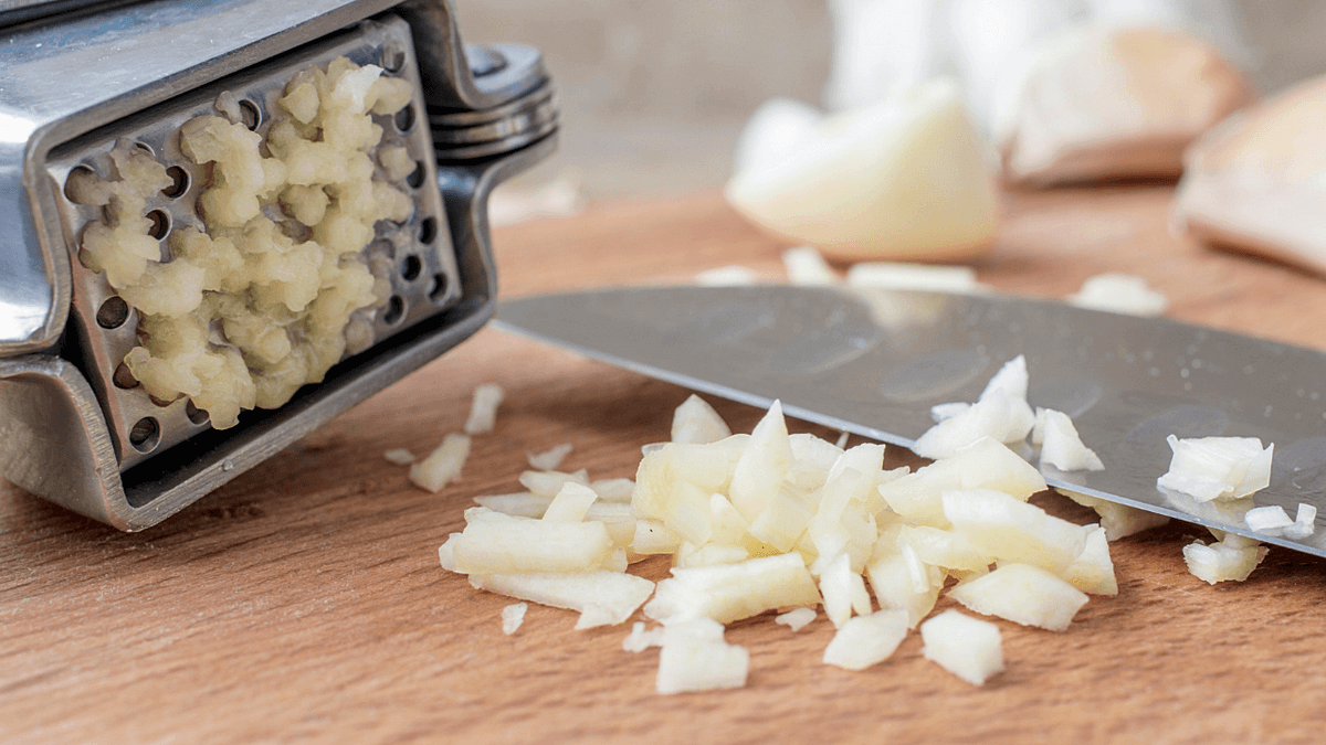 Crushed and chopped garlic